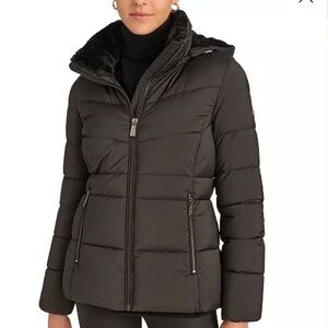 Calvin Klein navy blue and black
Women's Faux-Fur-Lined Hooded Puffer Coat